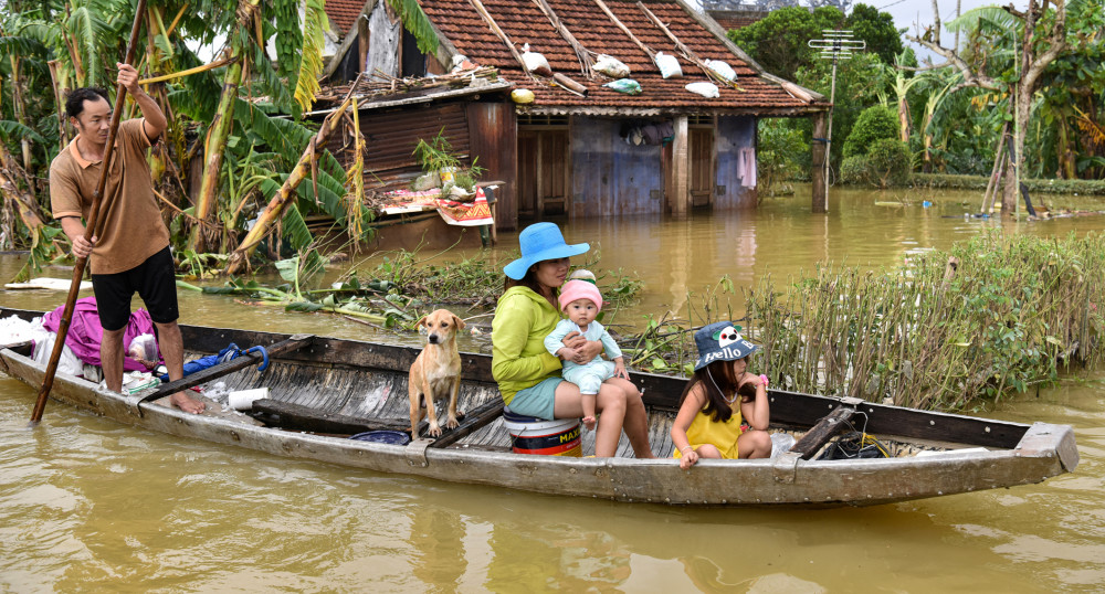 Một gia đ&igrave;nh ở huyện Hải Lăng, Quảng Trị di chuyển bằng ghe.