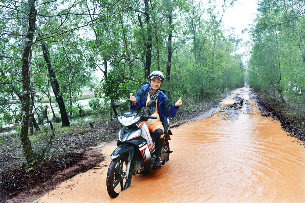 Nhiếp ảnh gia Thế Phong trong chuyến về miền Trung 8 ng&agrave;y vừa qua, anh phải thay đổi nhiều phương tiện đi lại kh&aacute;c nhau.