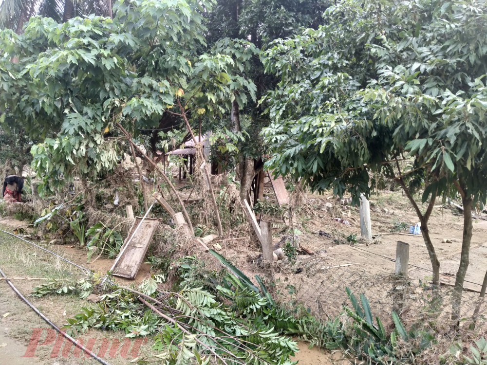 H&agrave;ng trăm người d&acirc;n bị mất nh&agrave;, t&agrave;i sản do thủy điện Đăk Mi 4 xả lũ