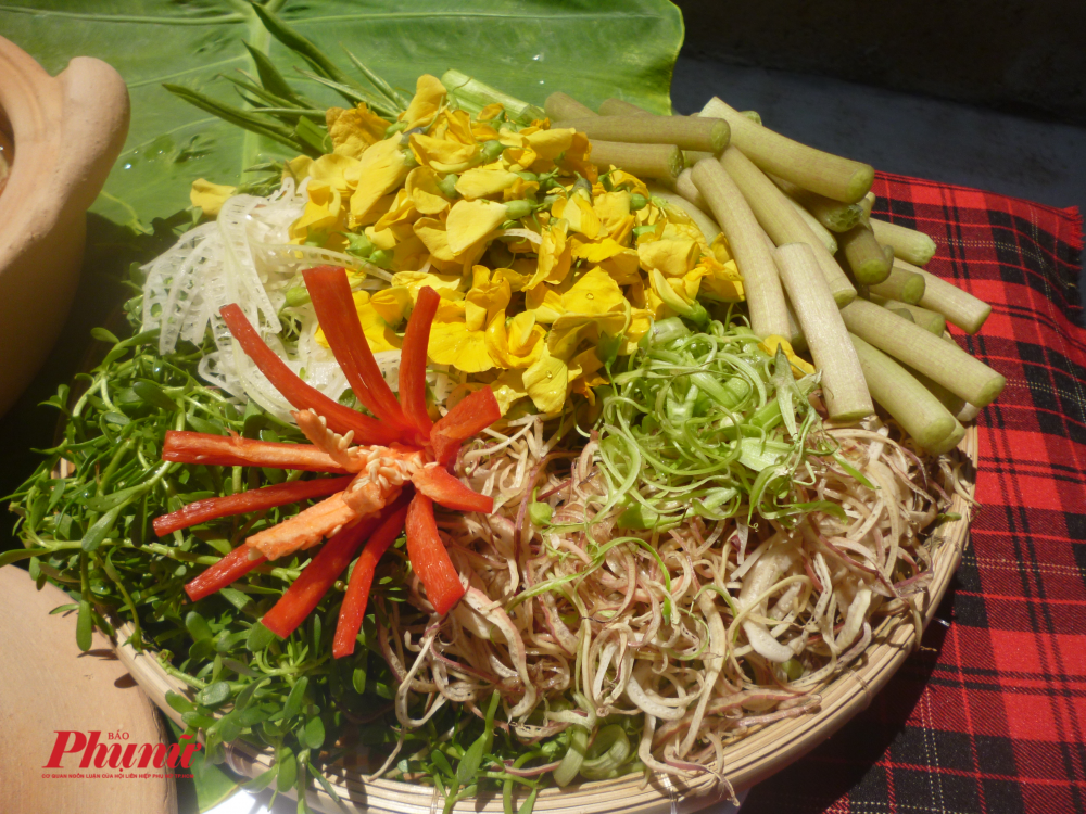 Mẹt rau chấm mắm kho với nh&acirc;n vật ch&iacute;nh l&agrave; b&ocirc;ng s&uacute;ng v&agrave; quần ch&uacute;ng l&agrave; c&aacute;c loại rau miệt vườn d&acirc;n d&atilde;.