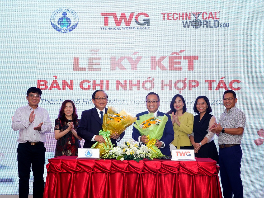Ban gi&aacute;m đốc Bệnh viện Nhi Đồng 1 TP.HCM v&agrave; l&atilde;nh đạo Tập đo&agrave;n TWGroup tại lễ k&yacute; kết. Ảnh: N.K.