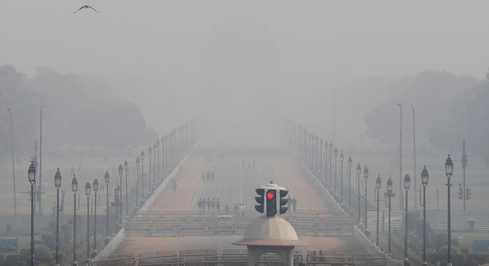 Bầu kh&ocirc;ng kh&iacute; tại New Delhi phủ m&agrave;u x&aacute;m của tro bụi độc hại v&agrave;o s&aacute;ng 15/11.