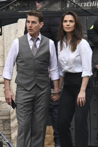 Tom Cruise v&agrave; Hayley Atwell bị c&ograve;ng tay tr&ecirc;n trường quay Mission: Impossible ở Rome v&agrave;o th&aacute;ng trước.