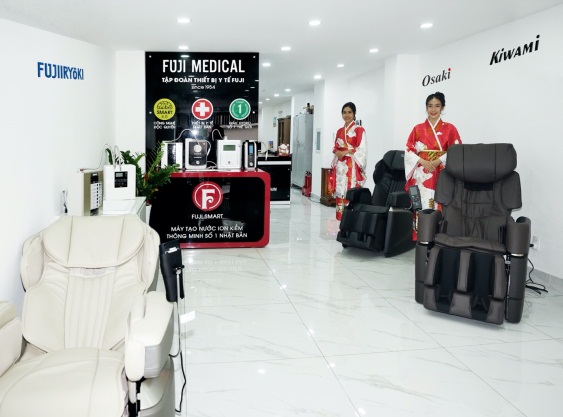Khu vực trưng b&agrave;y ghế massage v&agrave; m&aacute;y lọc nước ion kiềm tại văn ph&ograve;ng Fuji Medical Việt Nam. Ảnh: Fuji Medical Việt Nam cung cấp