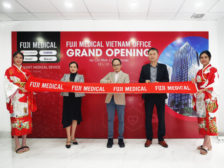 Đại biểu cắt băng khai trương văn ph&ograve;ng đại diện Fuji Medical Việt Nam. Ảnh: Fuji Medical Việt Nam cung cấp