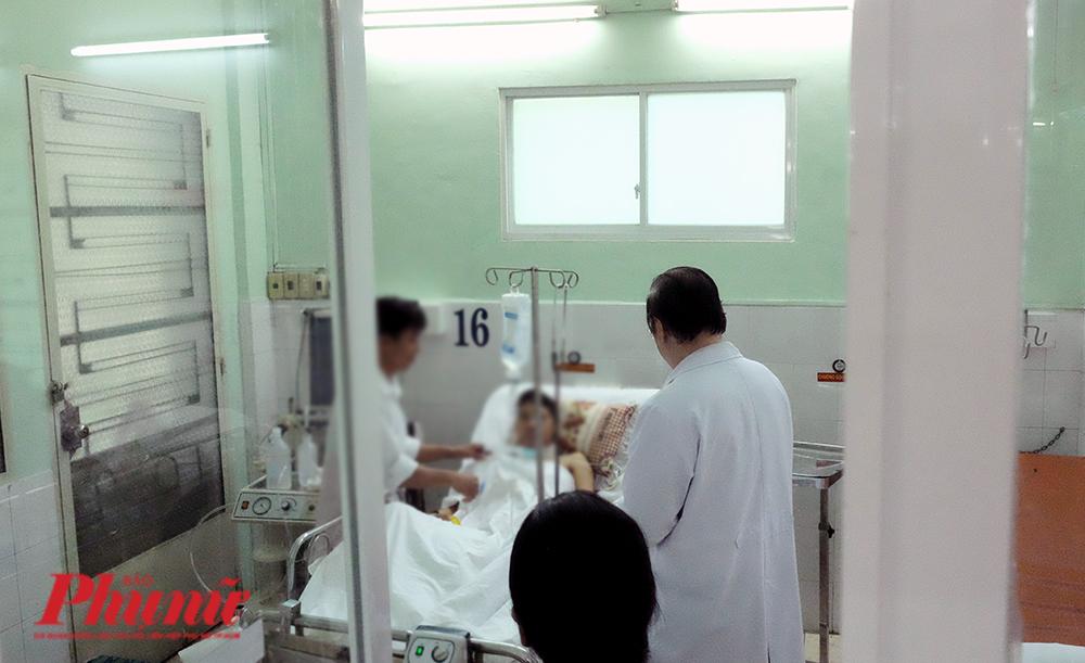 Chăm s&oacute;c cho bệnh nh&acirc;n nặng tại Bệnh viện Nguyễn Tri Phương (TPHCM)