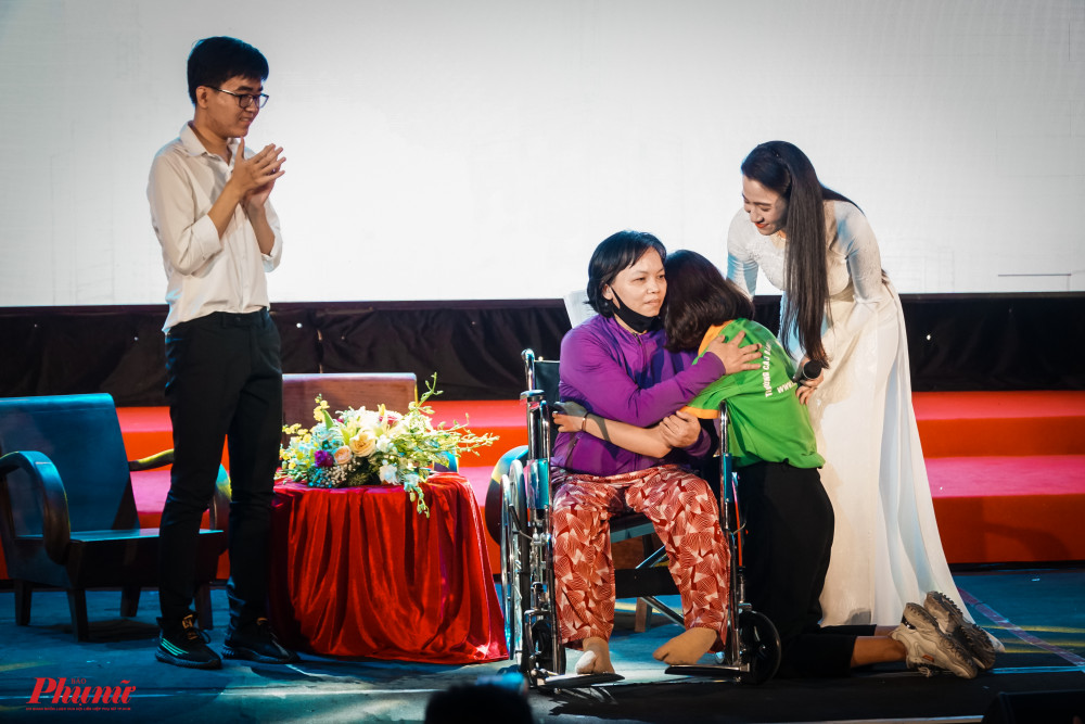 Chương t&igrave;nh đ&atilde; bất ngờ mời mẹ của một bạn sinh vi&ecirc;n đến dự, khiến cả hội trường bật kh&oacute;c v&igrave; cảm động