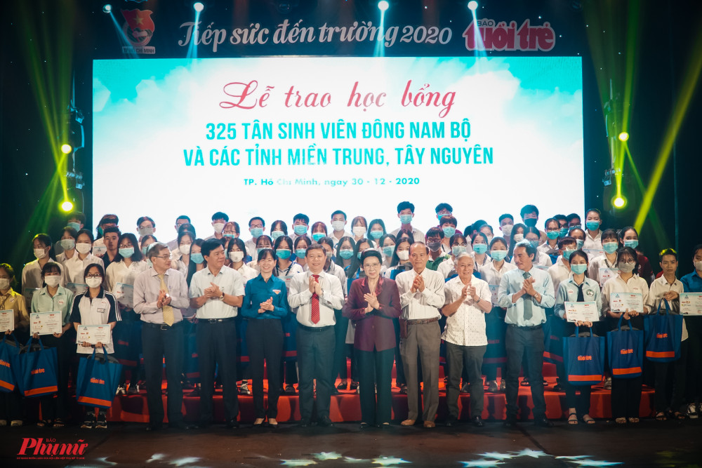 325 t&acirc;n sinh vi&ecirc;n c&oacute; ho&agrave;n cảnh kh&oacute; khăn đang học tập tại TPHCM được nhận học bổng 