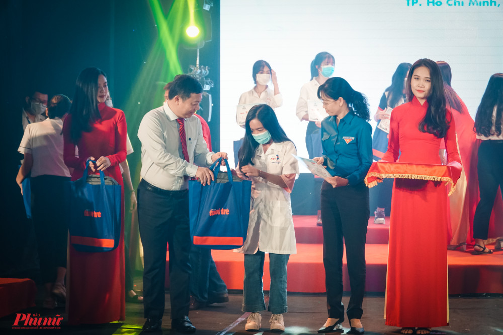 Ong Dương Anh Đức &ndash; Ph&oacute; Chủ tịch UBND Th&agrave;nh phố trao qu&agrave; cho t&acirc;n sinh vi&ecirc;n