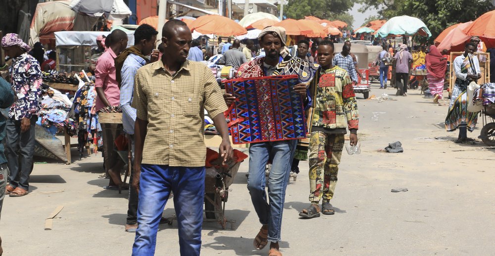 Người d&acirc;n Somalia tự do đi lại tr&ecirc;n đường phố m&agrave; kh&ocirc;ng hề đeo khẩu trang - Ảnh: Farah Abdi Warsameh/AP