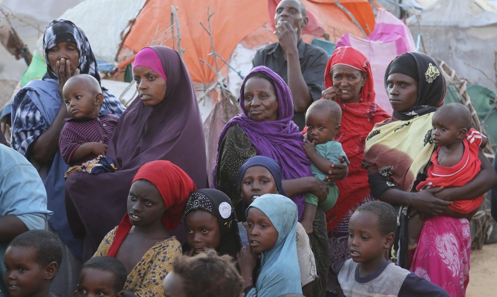 Mặc cho đại dịch COVID-19 ho&agrave;nh h&agrave;nh khắp nơi, người d&acirc;n ở Somalia vẫn tỏ ra thờ ơ với dịch bệnh - Ảnh: Farah Abdi Warsameh/AP