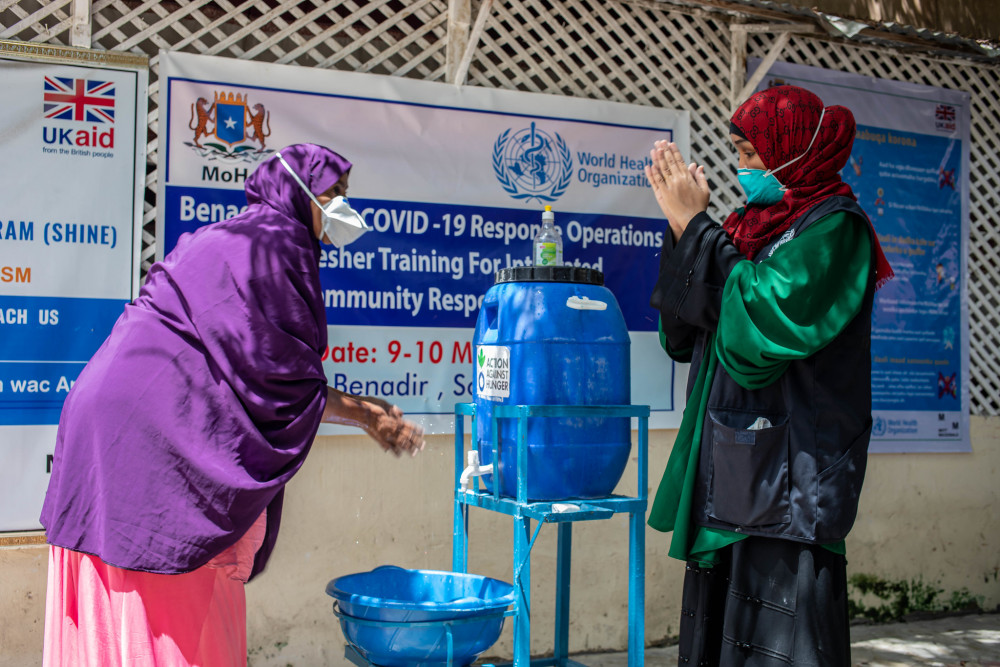 Thực h&agrave;nh c&aacute;c biện ph&aacute;p ph&ograve;ng chống dịch v&agrave; ti&ecirc;m vắc-xin l&agrave; những giải ph&aacute;p hiệu quả gi&uacute;p Somalia kiểm so&aacute;t được đại dịch COVID-19 - Ảnh: WHO