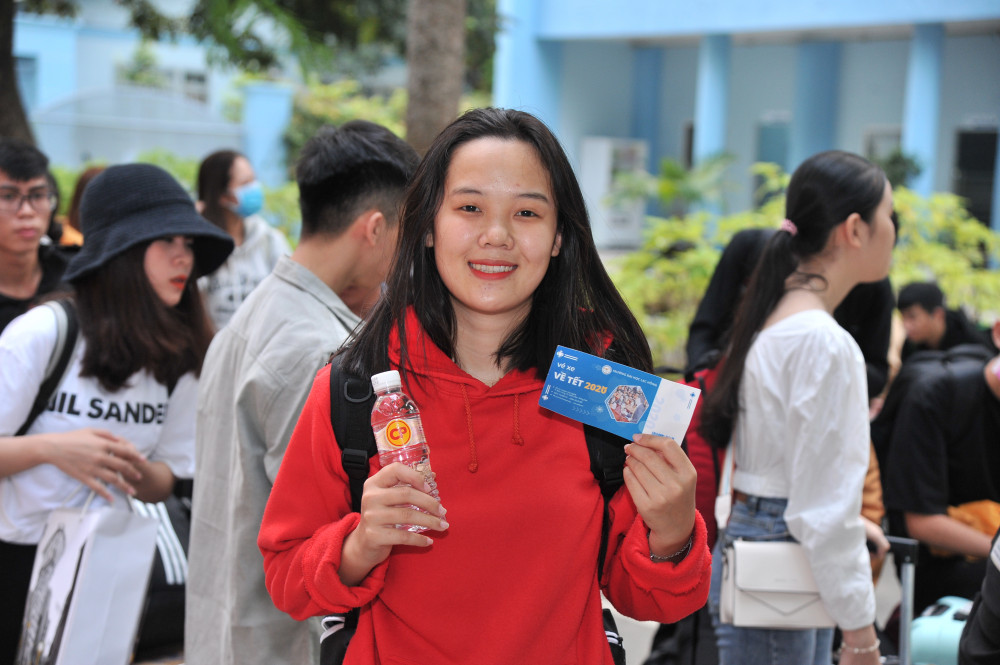 Nữ sinh hớn hở v&igrave; sắp được đo&agrave;n vi&ecirc;n ng&agrave;y tết