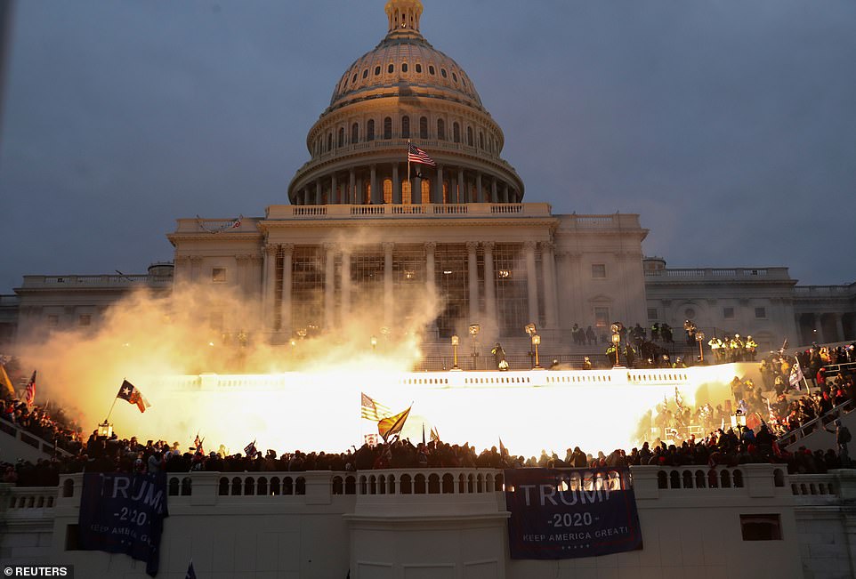 6/1/2021 được xem l&agrave; ng&agrave;y đ&aacute;ng buồn khi cuộc biểu t&igrave;nh tại Điện Capitol đ&atilde; rung chuyển to&agrave;n bộ nước n&agrave;y nhưng c&ograve;n tang thương hơn khi Hoa Kỳ lập kỷ lục, ghi nhận 3.775 người chết trong 24 giờ qua. Đ&acirc;y l&agrave; lần thứ 4 Mỹ b&aacute;o c&aacute;o số ca tử vong vượt qu&aacute; 3.500 trường hợp.