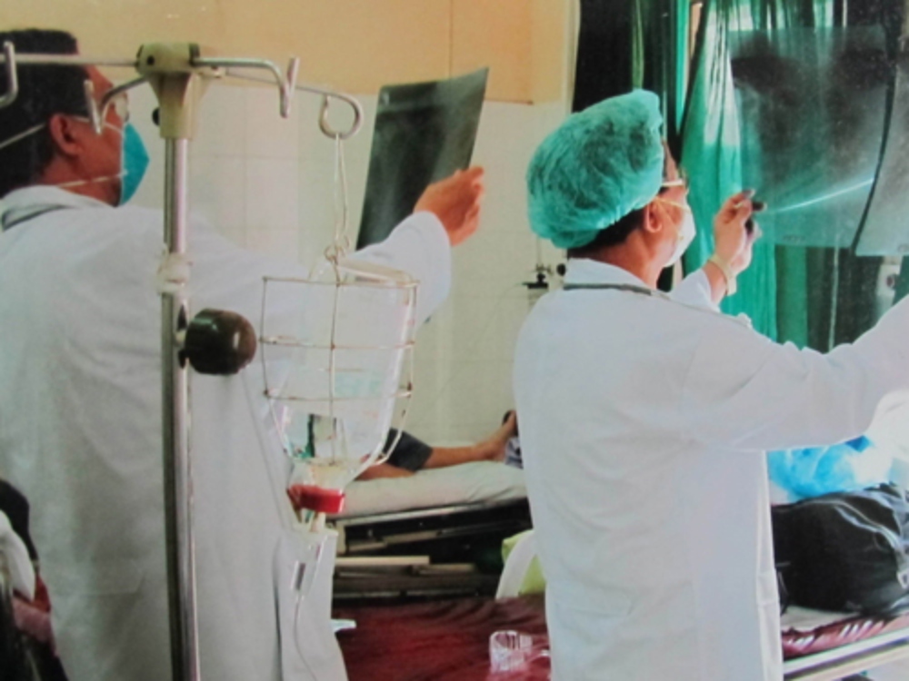 GS L&ecirc; Đăng H&agrave; (b&ecirc;n phải) xem phim chụp Xquang của bệnh nh&acirc;n mắc SARS