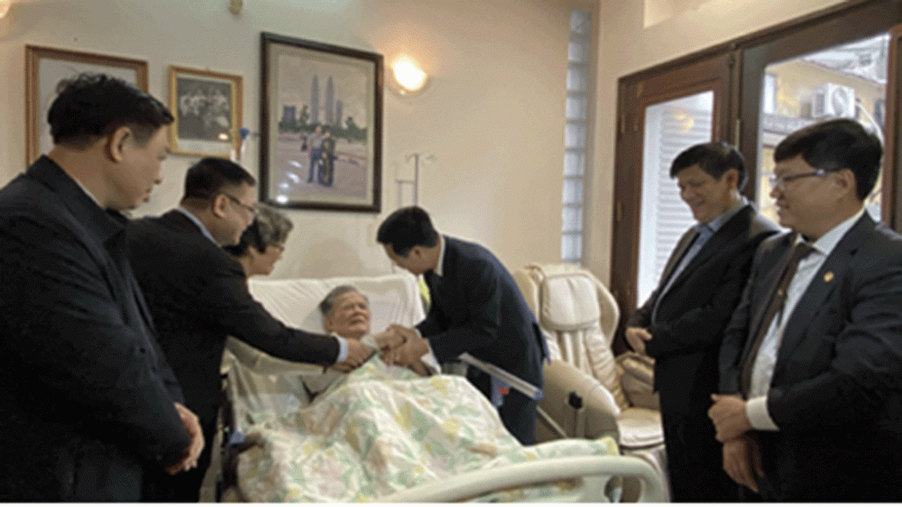 Trưởng ban Tuy&ecirc;n gi&aacute;o Trung ương V&otilde; Văn Thưởng, Bộ trưởng Bộ Y tế Nguyễn Thanh Long tới thăm v&agrave; ch&uacute;c mừng GS L&ecirc; Đăng H&agrave; nh&acirc;n kỷ niệm 65 năm ng&agrave;y Thầy thuốc Việt Nam 27.2.2020.