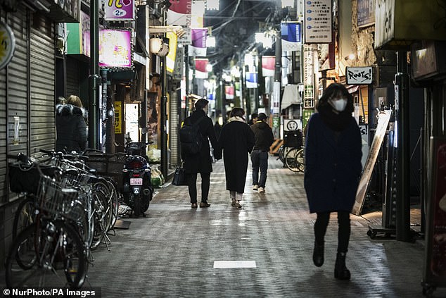 Người d&acirc;n Tokyo đeo khẩu trang ở nơi c&ocirc;ng cộng khi th&agrave;nh phố được đặt dưới t&igrave;nh trạng khẩn cấp