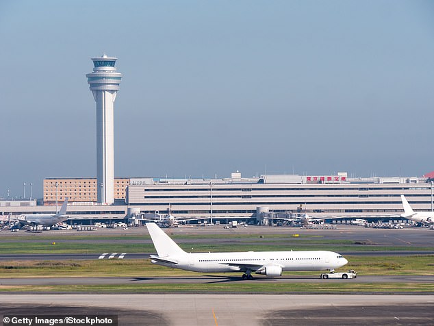 C&aacute;c h&agrave;nh kh&aacute;ch từ Brazil được c&aacute;ch ly l&agrave; lấy mẫu x&eacute;t nghiệm tại s&acirc;n bay Haneda, Tokyo