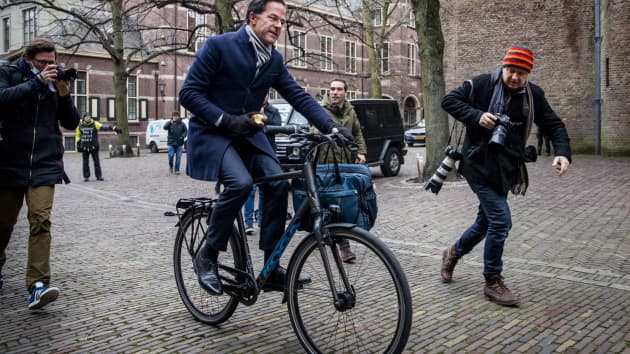 Thủ tướng H&agrave; Lan Mark Rutte đạp xe đến tr&igrave;nh diện v&agrave; nộp đơn từ chức cho nh&agrave; Vua Willem-Alexander - Ảnh: REMKO DE WAAL/AFP/Getty Images