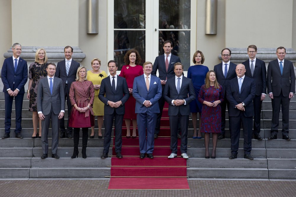 Thủ tướng H&agrave; Lan Mark Rutte c&ugrave;ng c&aacute;c th&agrave;nh vi&ecirc;n ch&iacute;nh phủ ra mắt hồi th&aacute;ng 10/2017 - Ảnh: Peter Dejong/AP