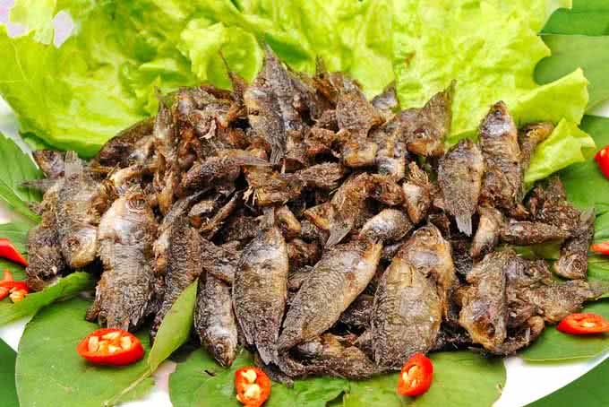 C&aacute; r&ocirc; đồng non chi&ecirc;n gi&ograve;n l&agrave; m&oacute;n ăn dễ g&acirc;y nghiện khi đ&atilde; c&oacute; dịp thưởng thức