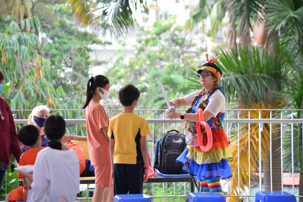 Ngo&agrave;i phần qu&agrave; ch&iacute;nh, c&aacute;c nghệ sỹ c&ograve;n chuẩn bị bữa s&aacute;ng, biểu diễn ảo thuật v&agrave; l&agrave;m bong b&oacute;ng tạo h&igrave;nh tặng c&aacute;c b&eacute;. 