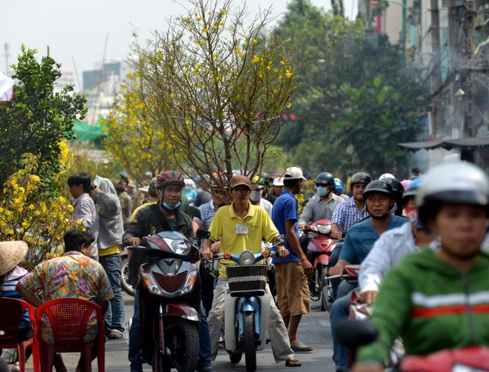 Từ h&ocirc;m bố muốn chở mẹ đi chợ, em đ&atilde; thấy tết về. Ảnh minh họa