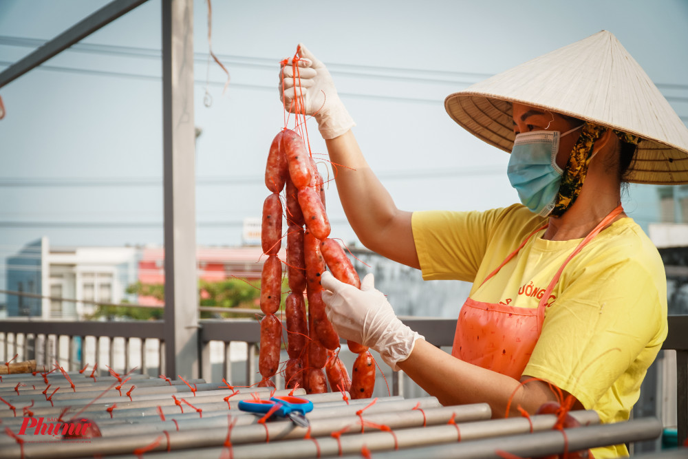 Được biết, sản phẩm lạp xưởng của cơ sở đang tham gia chương tr&igrave;nh OCOP của tỉnh Long An, để được b&igrave;nh chọn sản phẩm n&ocirc;ng sản sạch