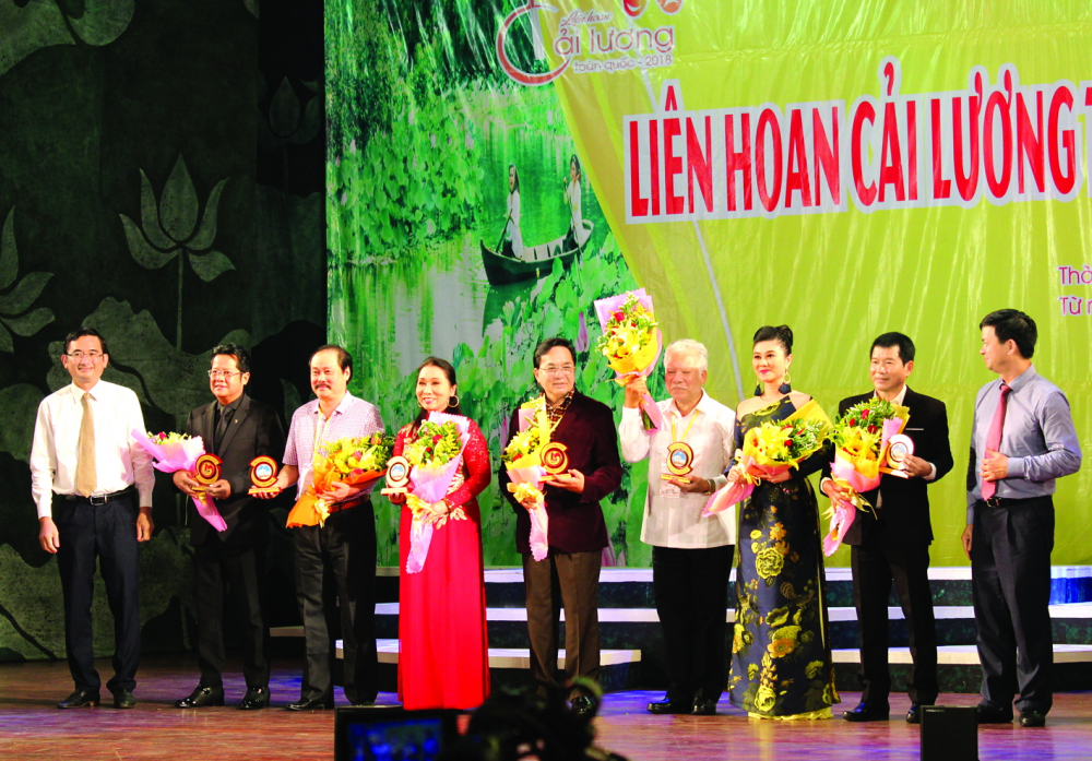 NSND Bạch Tuyết tham gia hội đồng nghệ thuật c&aacute;c giải thưởng B&ocirc;ng l&uacute;a v&agrave;ng, Chu&ocirc;ng v&agrave;ng vọng cổ&hellip; trong nhiều năm