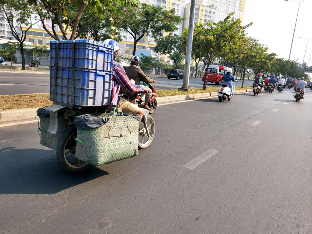 Xe &ldquo;m&ugrave;&rdquo; thường xuất hiện nhiều ở c&aacute;c chợ đầu mối, nơi tập trung nhiều h&agrave;ng h&oacute;a
