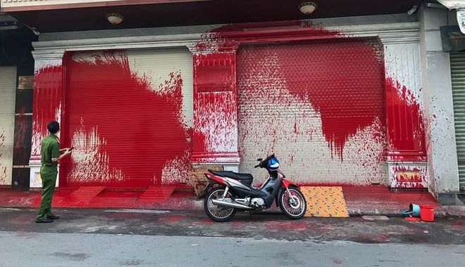 Một cửa h&agrave;ng ở TPHCM bị tạt sơn đ&ograve;i nợ - ảnh minh họa.