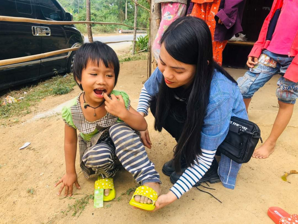 Niềm vui của t&ocirc;i l&agrave; đi khắp nơi gặp gỡ v&agrave; hỗ trợ c&aacute;c em mồ c&ocirc;i, những người gi&aacute; neo đơn, người ngh&egrave;o 