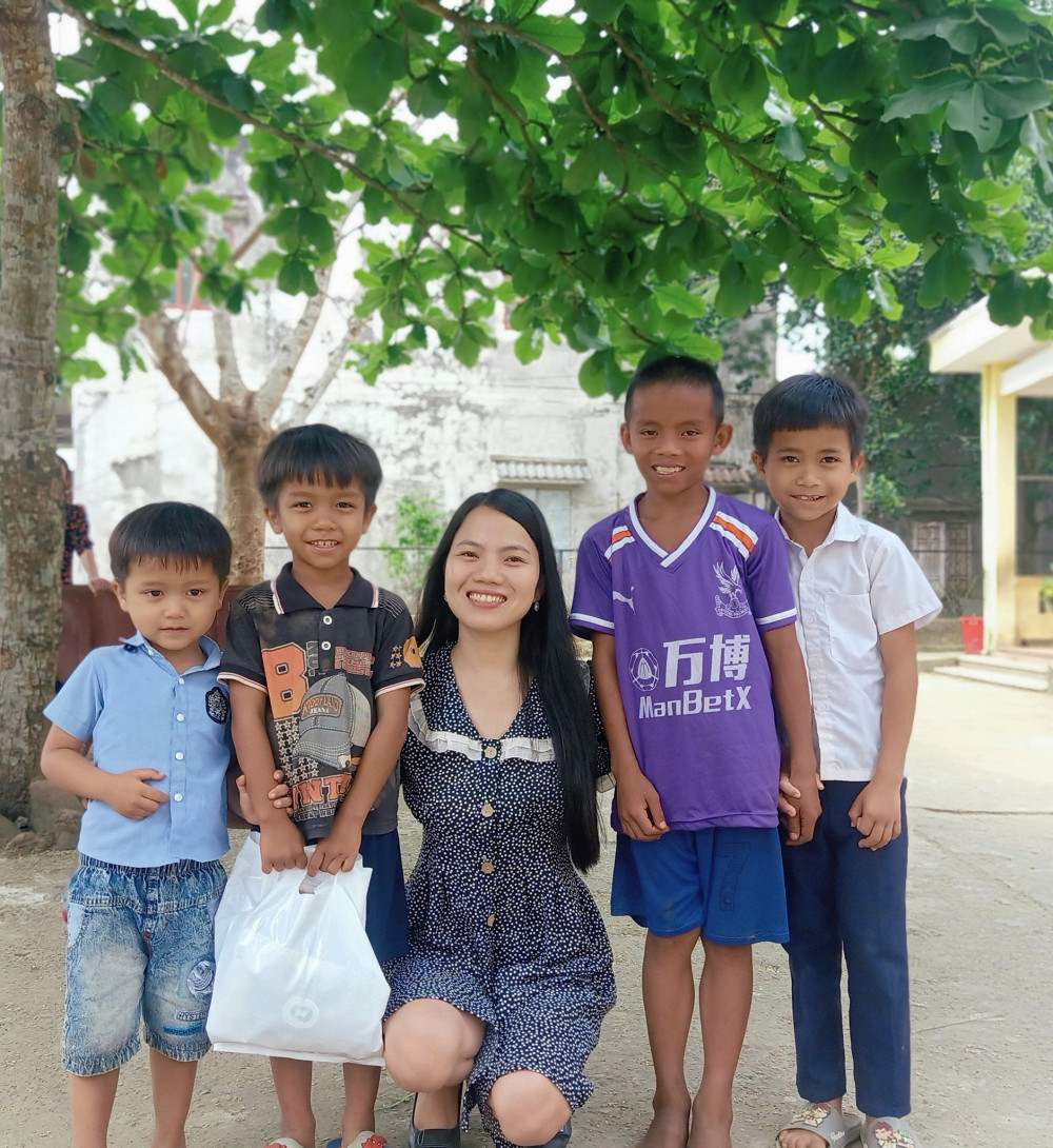 4 năm qua, t&ocirc;i rong ruổi tới từng bản l&agrave;ng nhỏ để gi&uacute;p đỡ c&aacute;c em nhỏ mồ c&ocirc;i, ngh&egrave;o kh&oacute; người đồng b&agrave;o thiểu số