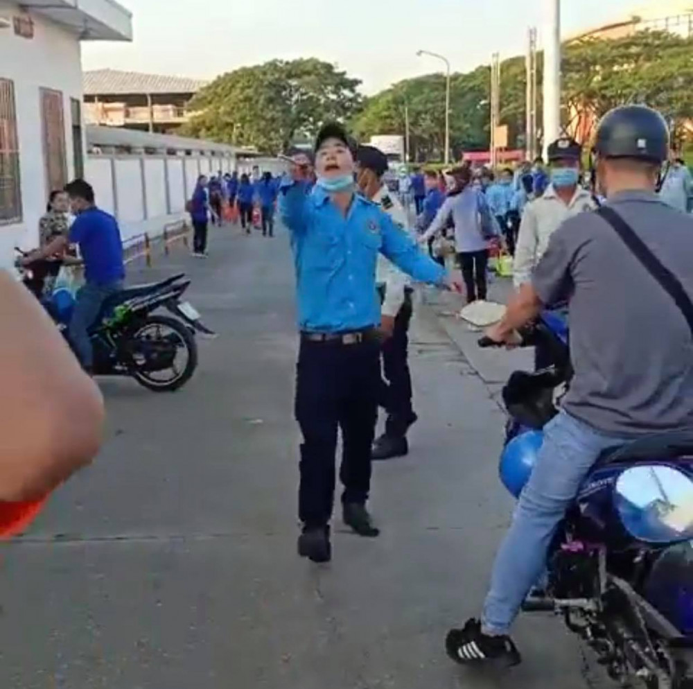 Một nam bảo vệ chỉ hung kh&iacute; về ph&iacute;a nạn nh&acirc;n v&agrave; bu&ocirc;ng lời th&aacute;ch thức