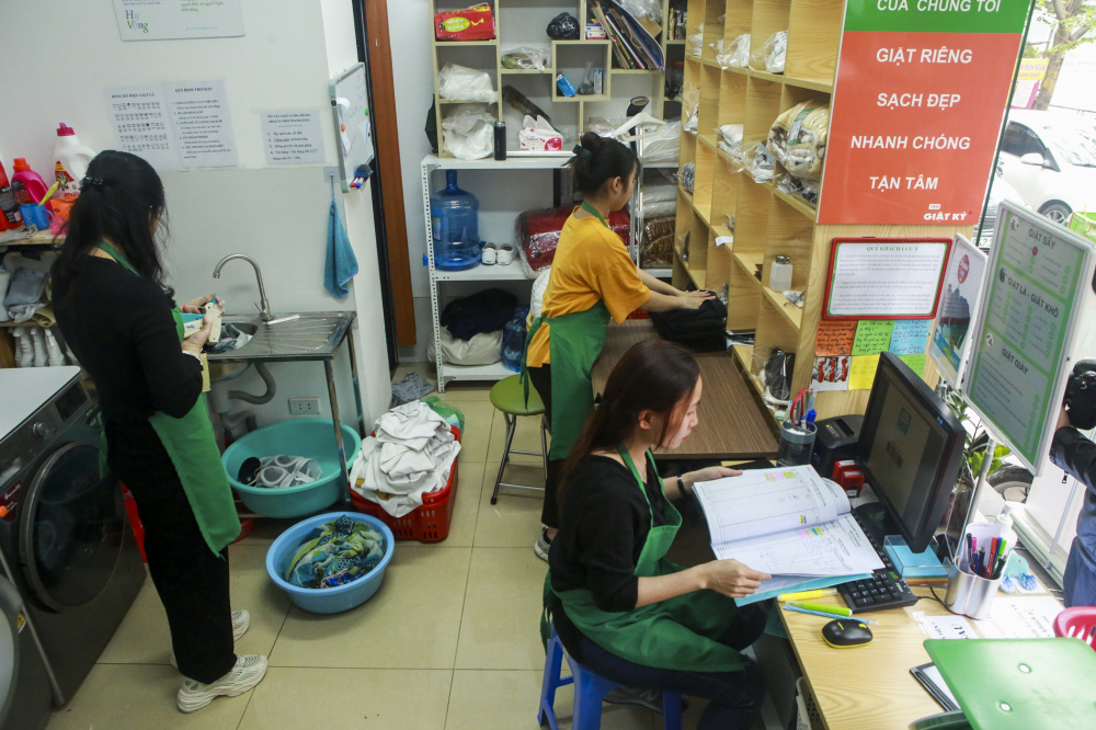 Tiệm giặt là của người điếc có quy mô khá khiêm tốn, hoạt động 24/7 với một quản lý, 2 nhân viên (tất cả đều là người khiếm thính).