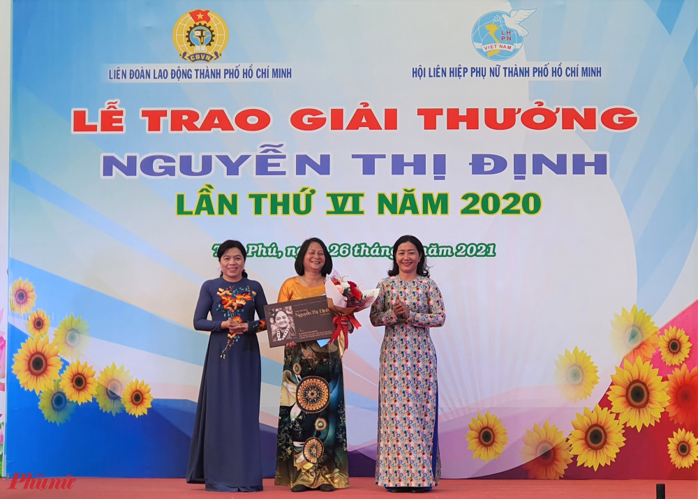 Ph&oacute; Trưởng ban D&acirc;n vận Th&agrave;nh ủy TPHCM Nguyễn Thị Bạch Mai v&agrave; Chủ tịch Hội LHPN TPHCM trao quyết định v&agrave; tặng hoa ch&uacute;c mừng 