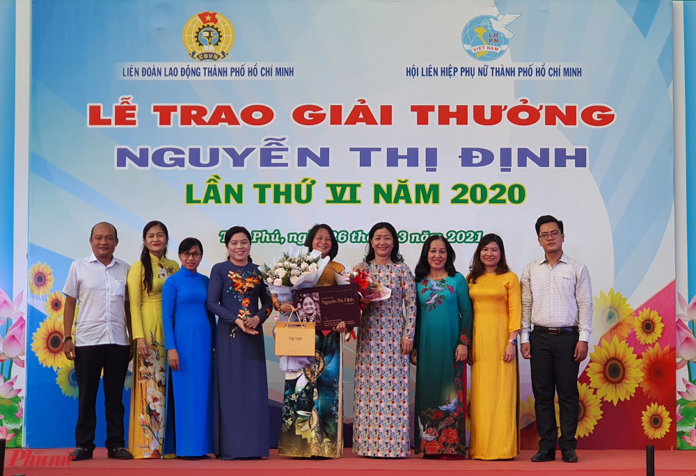 L&atilde;nh đạo c&aacute;c đơn vị ch&uacute;c mừng b&agrave; Hồng được vinh danh v&agrave; trao giải thưởng Nguyễn Thị Định 