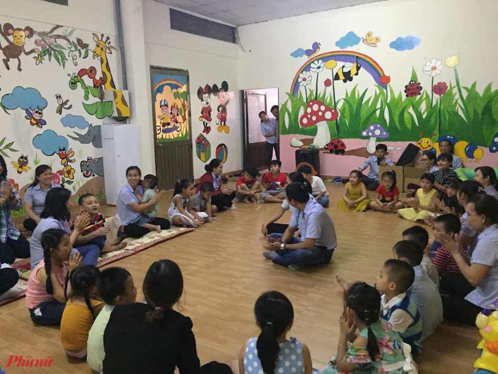 Con em c&ocirc;ng nh&acirc;n c&oacute; s&acirc;n chơi an to&agrave;n, gi&uacute;p ba mẹ y&ecirc;n t&acirc;m l&agrave;m việc 