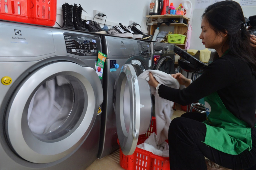 Tuy mới đi vào hoạt động nhưng cửa hàng đã nhận được nhiều sự ủng hộ. Khách hàng ngày một đông, chị thúy cùng các đồng nghiệp luôn tất bật với công việc.