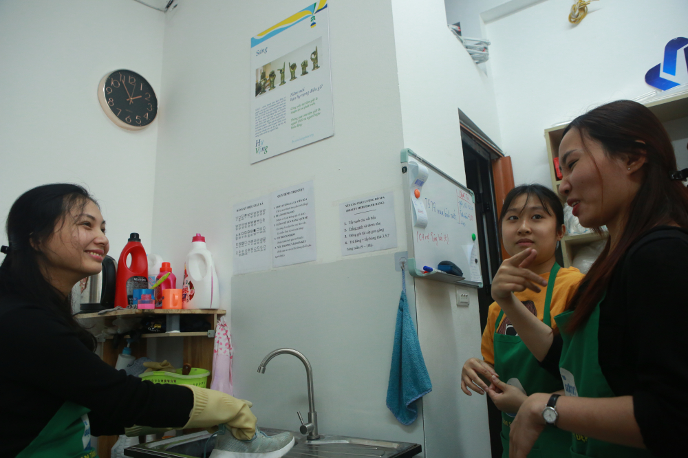 Cửa hàng được chị Thúy đưa ra một quy trình chuẩn, có đầy đủ các công cụ hỗ trợ như bảng hướng dẫn, bảng viết để hỗ trợ người khiếm thính trong giao tiếp.