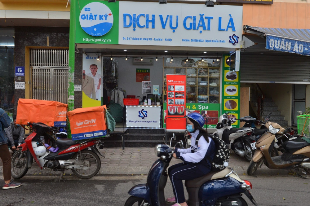 Cửa hàng giặt là màu xanh nổi bật nằm ở số 7 đường bờ sông Sét (phường Tân Mai, quận Hoàng Mai, Hà Nội)