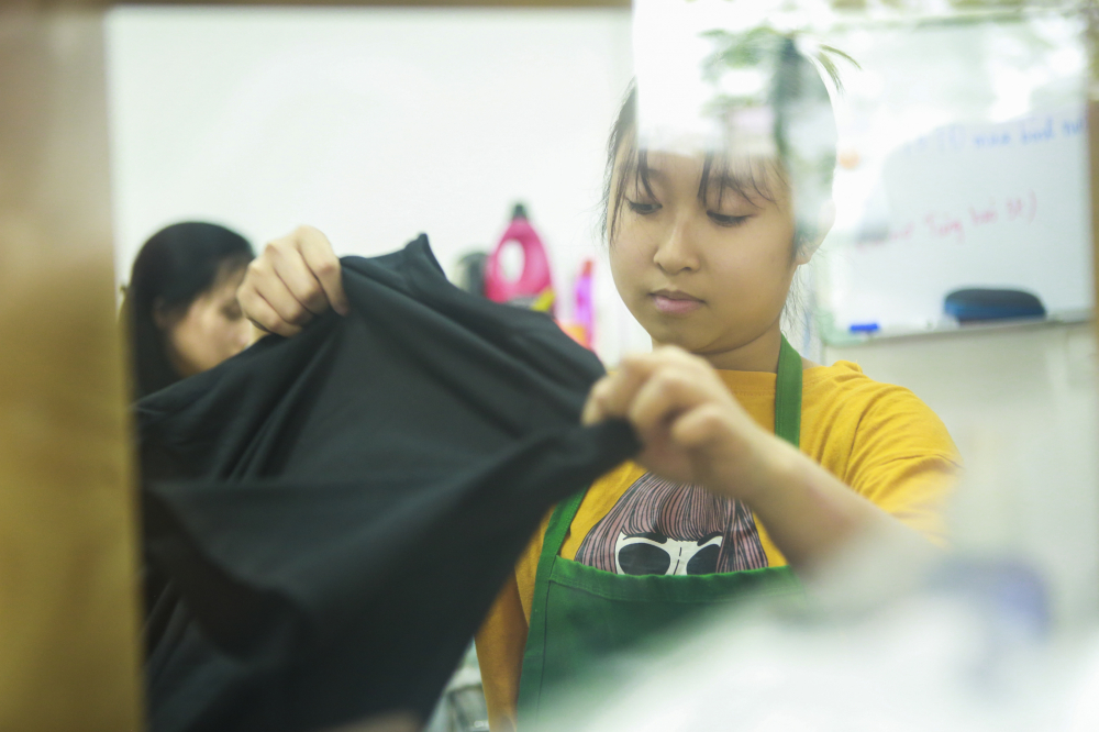 'Hiện nay có rất nhiều mô hình giặt là từ bình dân đến cao cấp, do vậy để giữ chân khách hàng, cạnh tranh sòng phẳng thì quan trọng nhất vẫn là chất lượng' . Chất lượng dịch vụ là yếu tố quan trọng luôn được chị Thuý nhắc nhở nhân viên.