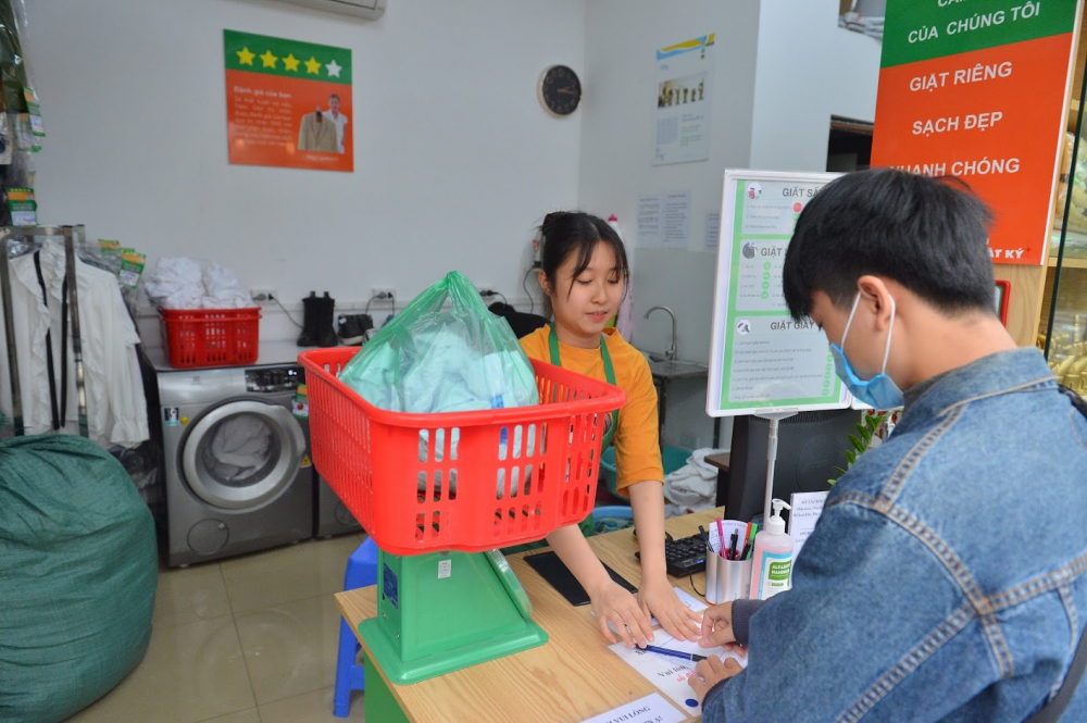 Mới đầu, việc giao tiếp với khách hàng gặp khá nhiều khó khăn vì hai bên trao đổi với nhau không hiểu gì. Tuy nhiên, sau khi làm quen, các khách hàng đã biết cách cầm bảng viết ra yêu cầu của mình.