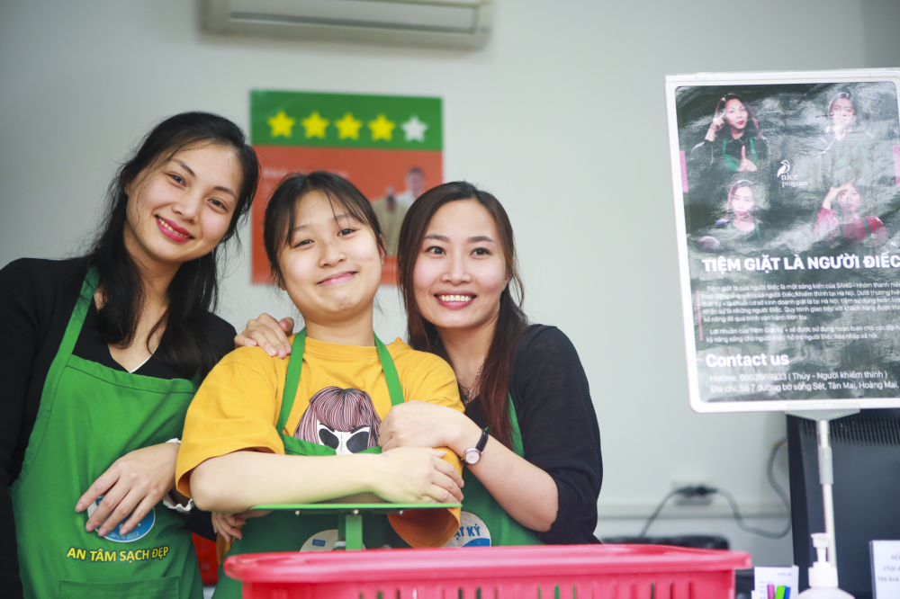 Sinh ra đã không được may mắn, những người khiếm thính vốn đã chịu nhiều thiệt thòi. Thế nhưng, họ không đơn độc. Trong xã hội vẫn luôn có những người quan tâm đến họ. Vì lẽ đó, tiệm giặt là của người điếc ở Hà Nội đã ra đời mang theo nhiều giá trị nhân văn sâu sắc.
