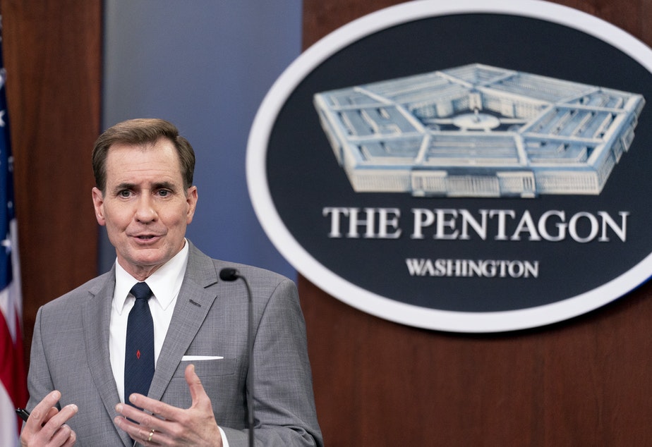 Ph&aacute;t ng&ocirc;n vi&ecirc;n Lầu Năm G&oacute;c John Kirby c&ocirc;ng bố c&aacute;c ch&iacute;nh s&aacute;ch chuyển giới mới của Lầu Năm G&oacute;c.