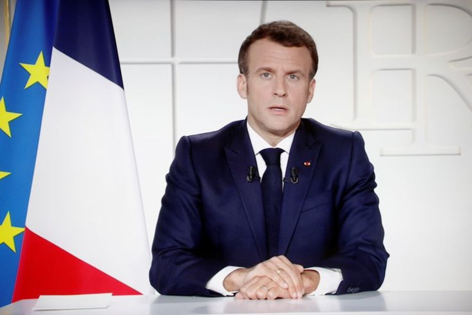 Tổng thống Emmanuel Macron ph&aacute;t biểu tr&ecirc;n truyền h&igrave;nh ng&agrave;y 31/3, tuy&ecirc;n bố ban h&agrave;nh lệnh phong tỏa to&agrave;n quốc v&agrave; đ&oacute;ng cửa trường học.