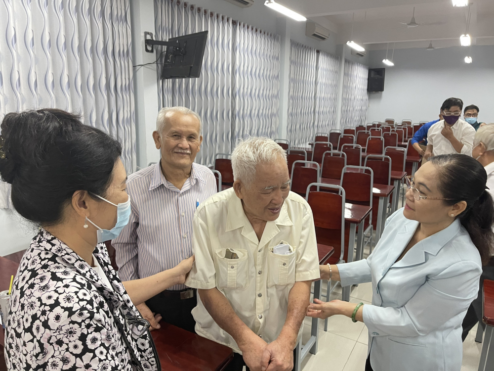 B&agrave; Nguyễn Thị Lệ trao đổi với c&aacute;c cử tri tại Hội nghị cử tri nơi cư tr&uacute; ở phường 12, quận 3.