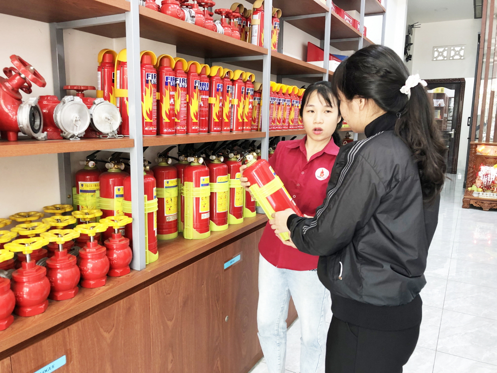 Người ti&ecirc;u d&ugrave;ng cần ch&uacute; &yacute; chọn mua thiết bị ph&ograve;ng ch&aacute;y, chữa ch&aacute;y c&oacute; tem kiểm định, r&otilde; r&agrave;ng về nguồn gốc
