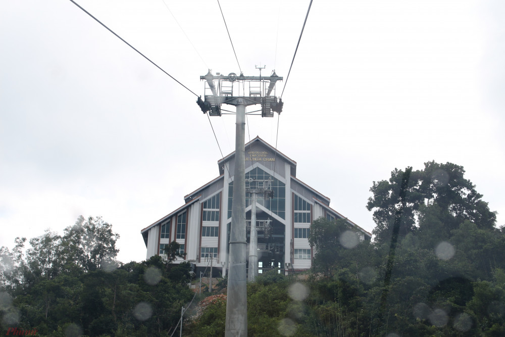 Kh&ocirc;ng đủ trẻ, khỏe đề trekking hay chinh phục hơn 100 bậc thang từ ch&acirc;n n&uacute;i l&ecirc;n ng&ocirc;i ch&ugrave;a lưng chừng n&uacute;i n&ecirc;n ch&uacute;ng t&ocirc;i quyết định chia h&agrave;nh tr&igrave;nh tham quan th&agrave;nh hai giai đoạn. Giai đoạn một, đi c&aacute;p treo từ ch&acirc;n đến giữa đỉnh n&uacute;i. Giai đoạn hai, đi bộ từ trạm c&aacute;p treo, xuống viếng ch&ugrave;a, rồi thả bộ xuống cầu thang đến ch&acirc;n n&uacute;i.