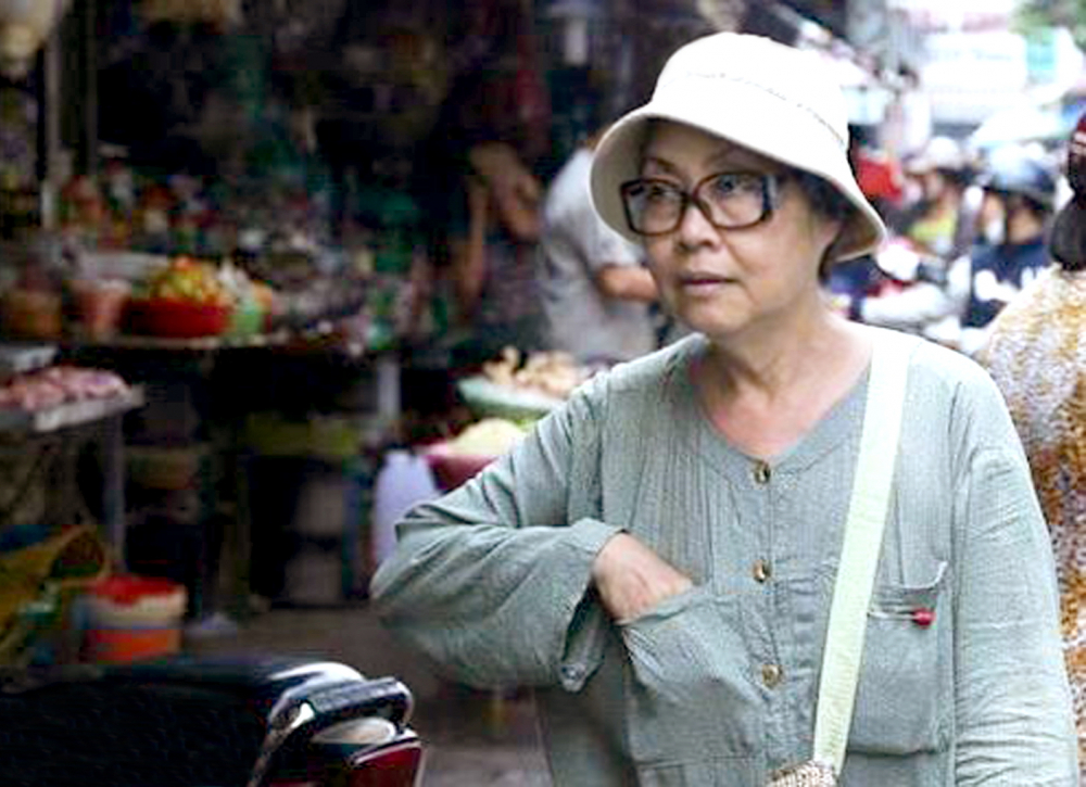 Hơn 30 năm nay, người nghệ sĩ già đã đi bộ như thế, khắp những con đường, ngõ nhỏ ở khu vực đường Dương Bá Trạc (quận 8) để bán vé số mưu sinh